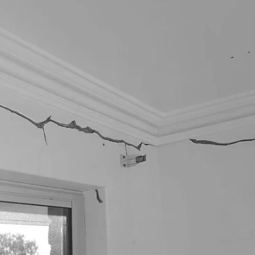 a picture showing crack around ceiling fixture