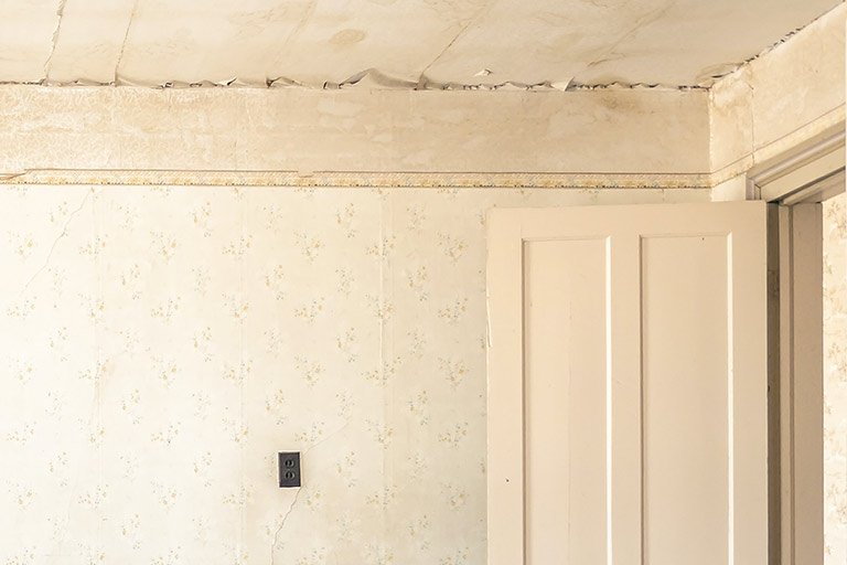 a picture showing edge ceiling crack