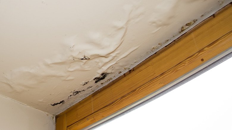 a picture showing peeled off ceiling crack