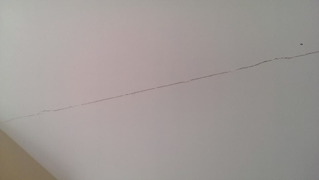 a picture showing straight ceiling cracks